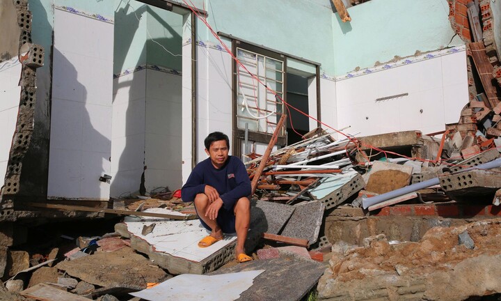 Cảnh đổ nát ở những ngôi làng ven biển Quảng Ngãi sau bão số 13 