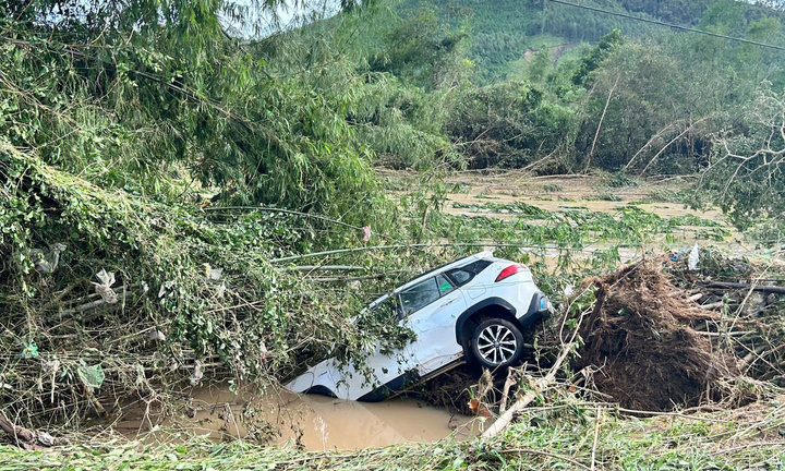 Đắk Lắk: Thủy điện xả lũ đúng lúc bão đổ bộ, cả xã chìm trong biển nước