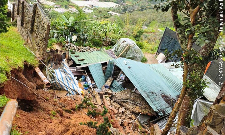 Sập taluy cao 5 mét ở Đà Lạt, đất đá vùi lấp nhà cửa bên dưới