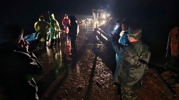 Nguy cơ vỡ đập, Lâm Đồng khẩn cấp di dời gần 100 hộ dân trong đêm