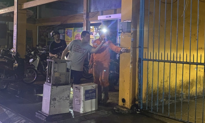 TP.HCM: Nam thanh niên đang đi bộ gần tủ điện thì co giật ngã xuống, nguy kịch
