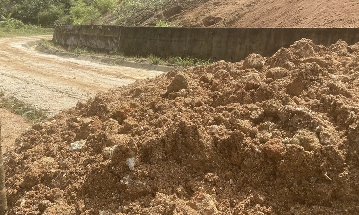 Quảng Ngãi: Sau tiếng nổ lớn, đất đá trút ào ạt xuống đường dẫn vào làng du lịch