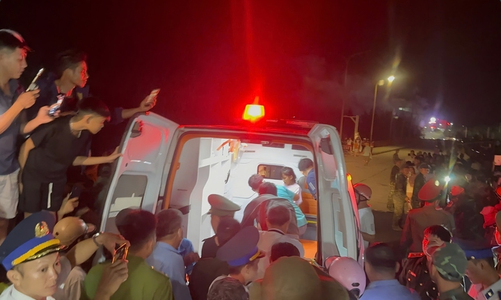 Dân đảo Lý Sơn vui mừng đón 2 người sống sót kỳ diệu sau 2 ngày trôi trên biển