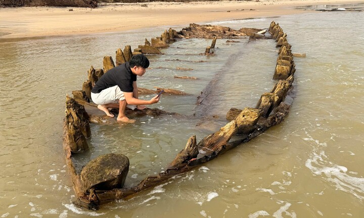 Cận cảnh tàu cổ 'lộ thiên' ven bờ biển Hội An sau mưa bão