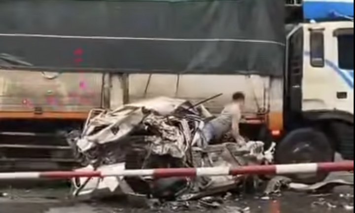 Ô tô nát bươm sau tai nạn, tài xế thoát chết thần kỳ, tự mở cửa chui ra ngoài