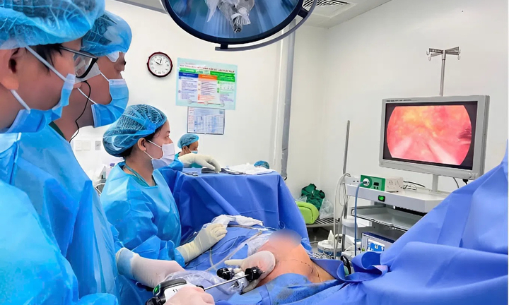 Phẫu thuật nội soi cho bệnh nhân đã ghép thận bị ung thư vú 2 bên