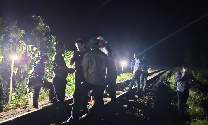 Ngành Đường sắt xuyên đêm khắc phục sự cố, nỗ lực thông tuyến sau bão số 13 