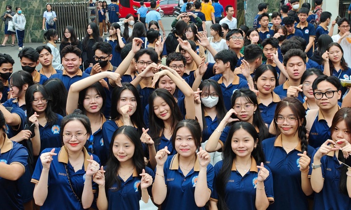 Nhiều trường từ chối nhận hoa 20/11, mong đổi thành sách vở để tặng học sinh