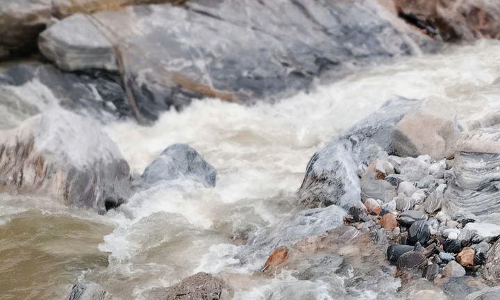 5 học sinh tắm suối khi thủy điện xả nước, 2 em bị cuốn mất tích