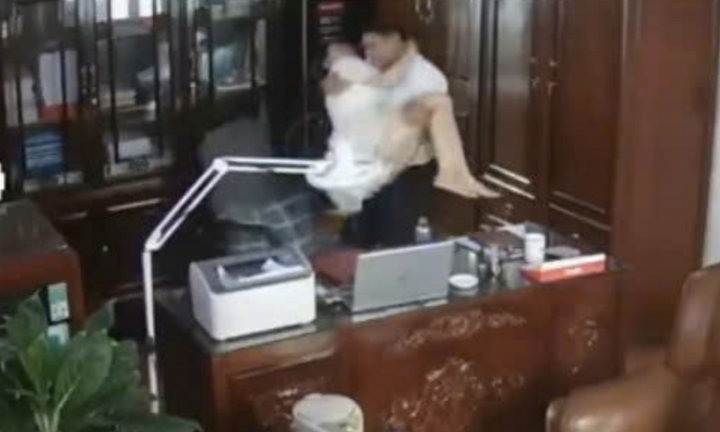 Người đàn ông 'thân mật' với nhiều phụ nữ ở phòng làm việc: Trường báo cáo gì?