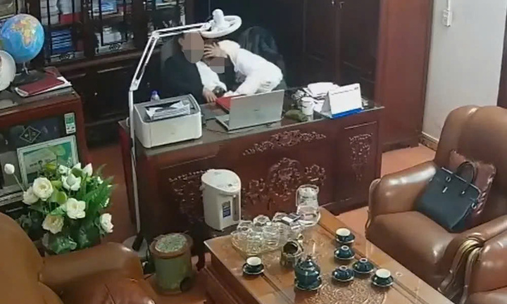 Người đàn ông 'thân mật' với nhiều phụ nữ là Chủ tịch Hội đồng trường 