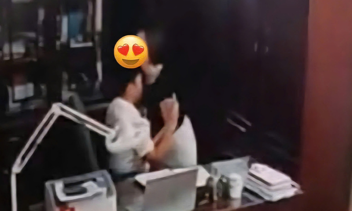 Chủ tịch Hội đồng trường 'thân mật' với nhiều phụ nữ bị buộc thôi việc