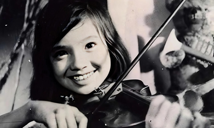 NSND Lan Hương 'Em bé Hà Nội': Cãi mẹ theo nghệ thuật, U70 viên mãn bên chồng