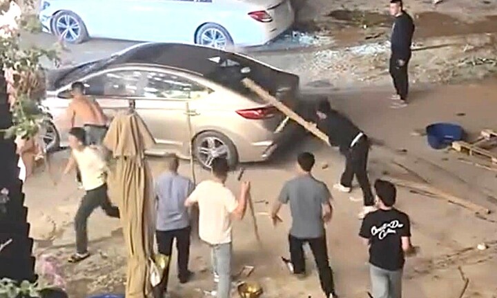 Bắt 10 người liên quan vụ bao vây, đập phá ô tô ở Nghệ An