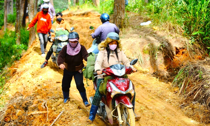 Gian nan mở đường tạm qua cung đèo D'ran bị sạt lở ở Lâm Đồng