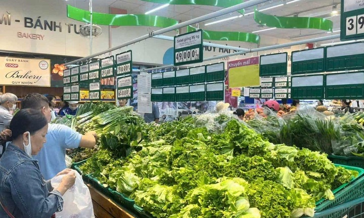 Hàng thiết yếu đua nhau tăng giá, người dân cắn răng chi tiêu