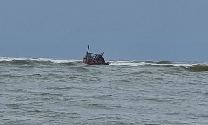 Gặp nạn cách bờ 500m, 8 ngư dân Quảng Trị bám trụ tàu cá chờ cứu