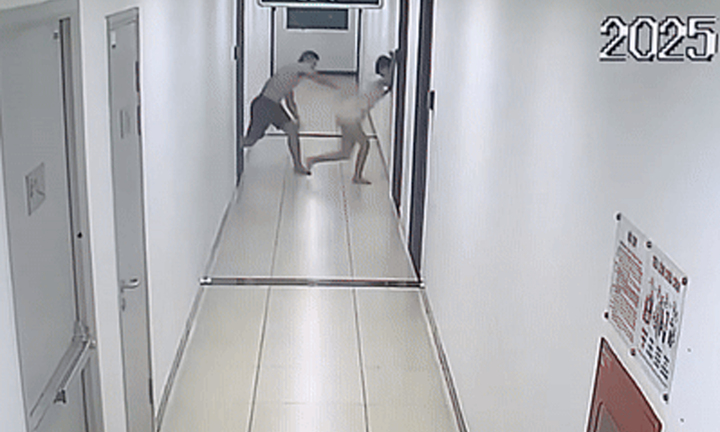 Xác minh vụ chồng kéo vợ ra hành lang đánh ở chung cư Hà Nội