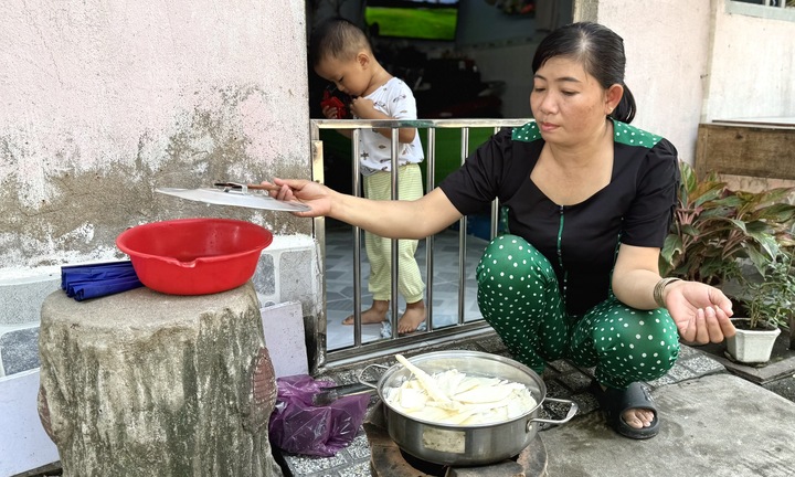 Giá thực phẩm leo thang, công nhân chắt bóp từng đồng cho bữa cơm