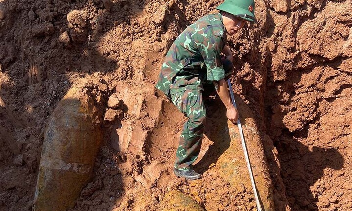Phát hiện quả bom nặng 350kg khi làm ruộng ở Bắc Ninh
