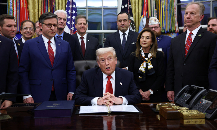 Tổng thống Trump ký sắc lệnh mở cửa lại chính phủ Mỹ