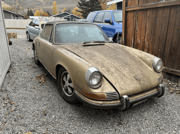 Chiếc Porsche 911 Targa cổ nằm trong rừng thông 31 năm bất ngờ được phát hiện