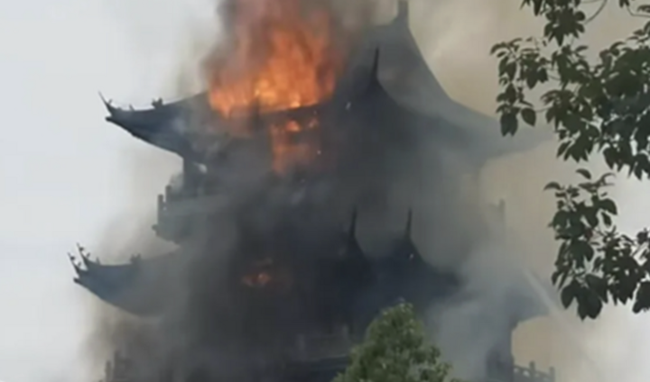 Khoảnh khắc ngôi chùa 1.500 tuổi ở Trung Quốc bị thiêu rụi