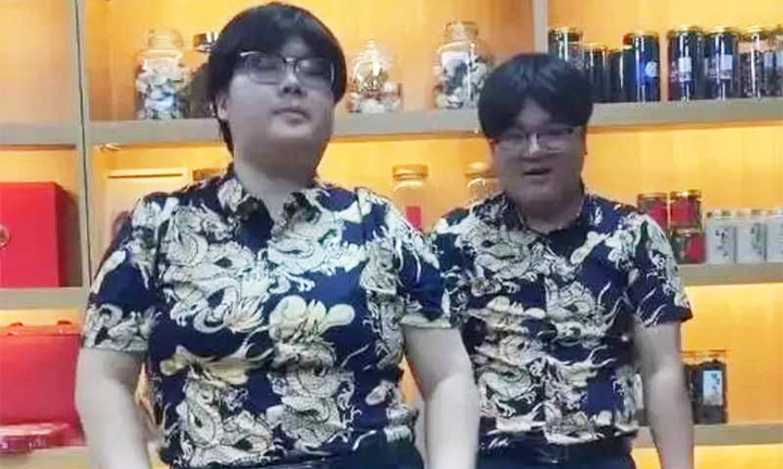 Cặp vợ chồng giống hệt nhau đến nỗi nhiều người 'xui' nên đi xét nghiệm ADN