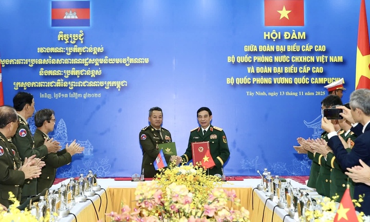 Bộ trưởng Quốc phòng hai nước Việt Nam và Campuchia hội đàm