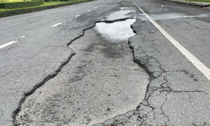 Nhiều tuyến đường xuống cấp, chi chít 'ổ voi, ổ gà' ở Cần Thơ