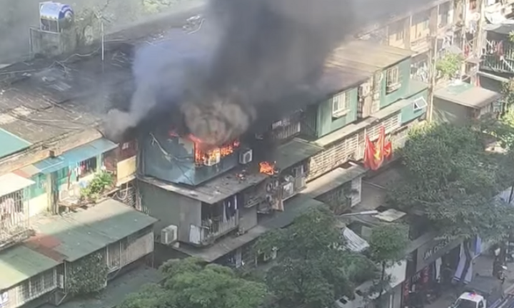 Cháy căn hộ khu tập thể cũ ở Hà Nội, khói lửa bốc ngùn ngụt
