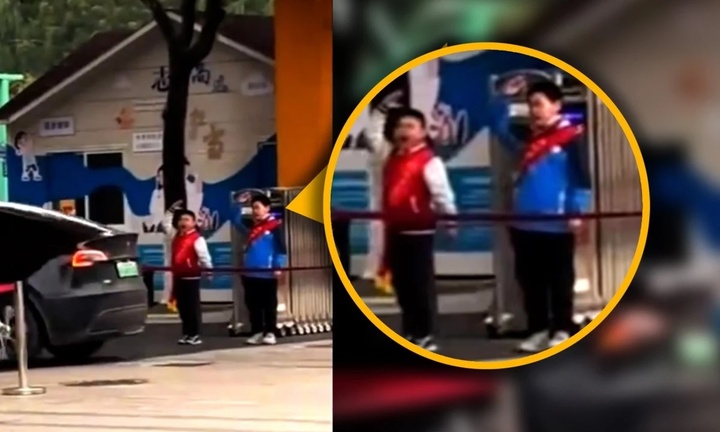 Trường học ở Trung Quốc bắt học sinh đứng chào giáo viên lái ô tô vào 