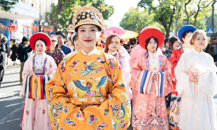 Gần 800 người mặc cổ phục diễu hành trên phố đi bộ Hồ Gươm