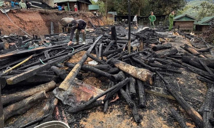 Hỏa hoạn thiêu rụi 2 ngôi nhà gỗ của đồng bào Xơ Đăng ở Quảng Ngãi