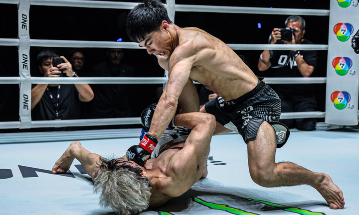 Cao thủ MMA gốc Việt đấm cực nhanh, võ sĩ Nhật Bản bất động 1 giây rồi ngã gục