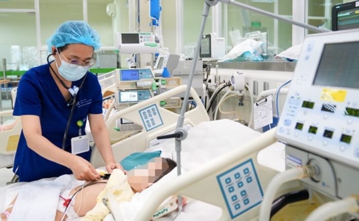 Bé 2 tuổi suy hô hấp nặng vì uống nhầm dầu thắp