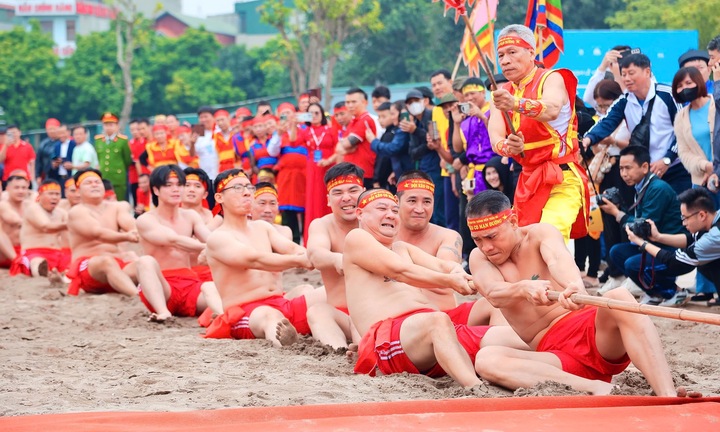 Hàng nghìn người đổ về xem màn tranh tài kéo co ngồi độc đáo ở Hà Nội