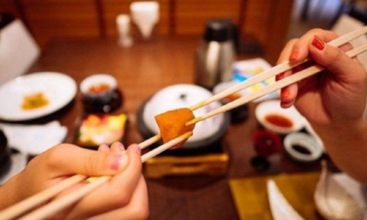 Vì sao người Việt kiêng 'nối đũa'?