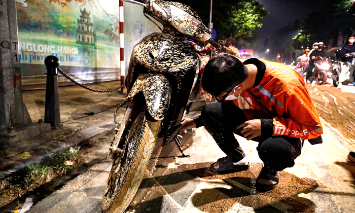 Điều tra vụ bùn nhão tràn khắp đường, tài xế ngã la liệt ở Hà Nội