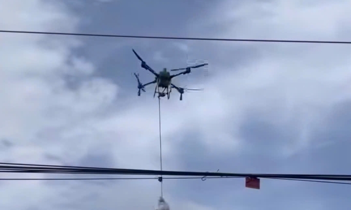 Dùng drone tiếp tế cho người dân bị cô lập ở Đắk Lắk