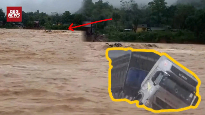 Liều mình vượt lũ: Tài xế và xe đầu kéo bị cuốn trôi 