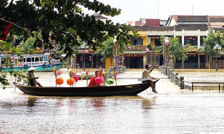 Hội An lại ngập lụt: Dân tất tả dọn đồ, du khách thích thú ngồi thuyền ngắm phố