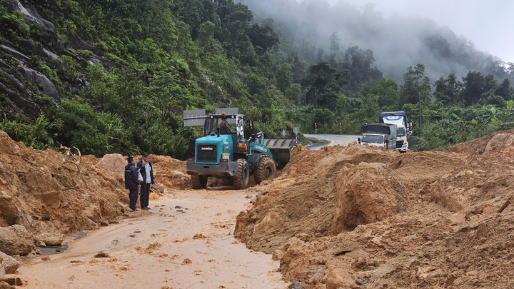 Đèo Khánh Lê gần nơi xe khách bị đất đá đè bẹp tiếp tục sạt lở kinh hoàng