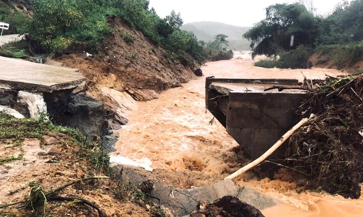 Nước suối dâng cao cuốn sập cầu ở Quảng Ngãi, hơn 1.200 người dân bị cô lập