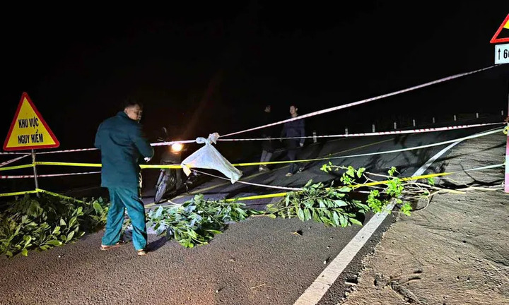 Đường liên xã ở Lâm Đồng nứt toác, sụt sâu 1,5 m