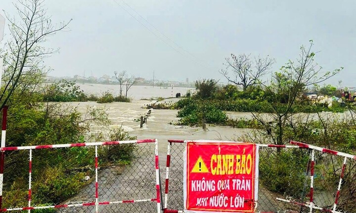 Nhiều nơi phía Đông tỉnh Gia Lai ngập hơn 1m, giao thông chia cắt