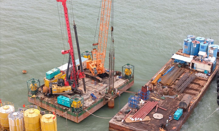 Tấp nập thi công cầu đường vượt biển dài nhất Việt Nam 