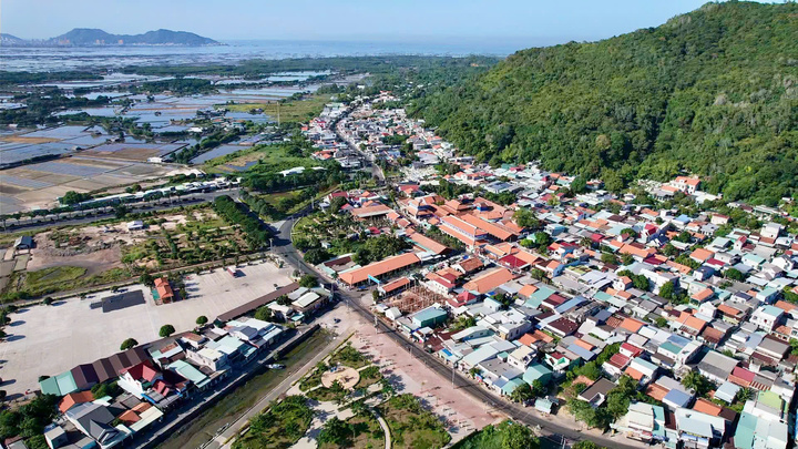Long Sơn đổi thay mạnh mẽ, từ 'làng biển ngủ quên' thành cực tăng trưởng mới