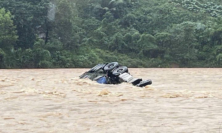 Tài xế xe tải băng qua cầu tràn bị lũ cuốn mất tích: Phát hiện quần, chìa khóa