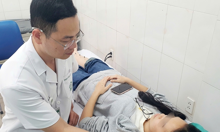 Nhiều người trẻ bị ù tai, tai vo ve, huýt gió: Bác sĩ cảnh báo hệ lụy 